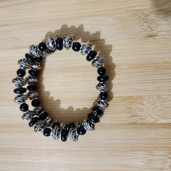 Hand Crafted Bracelet Coil Black and Silver Beaded Fits Most Memory Wire - Picture 5 of 10